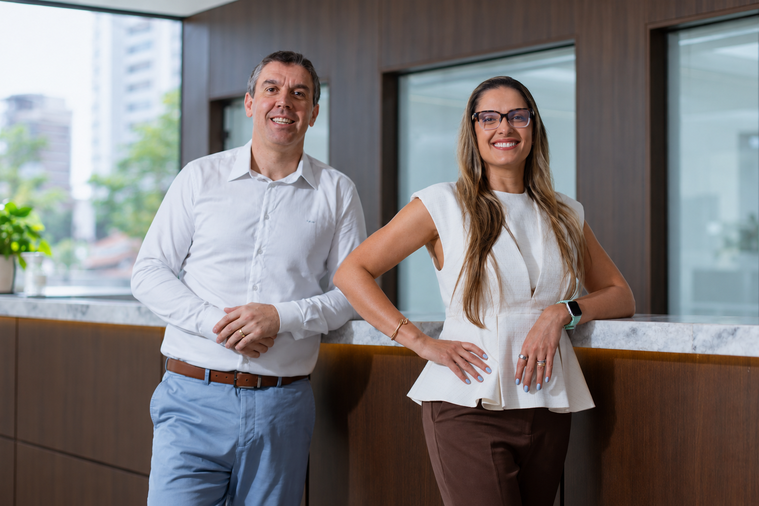 Os dois profissionais da Gastroclínica Sorocaba juntos na recepção